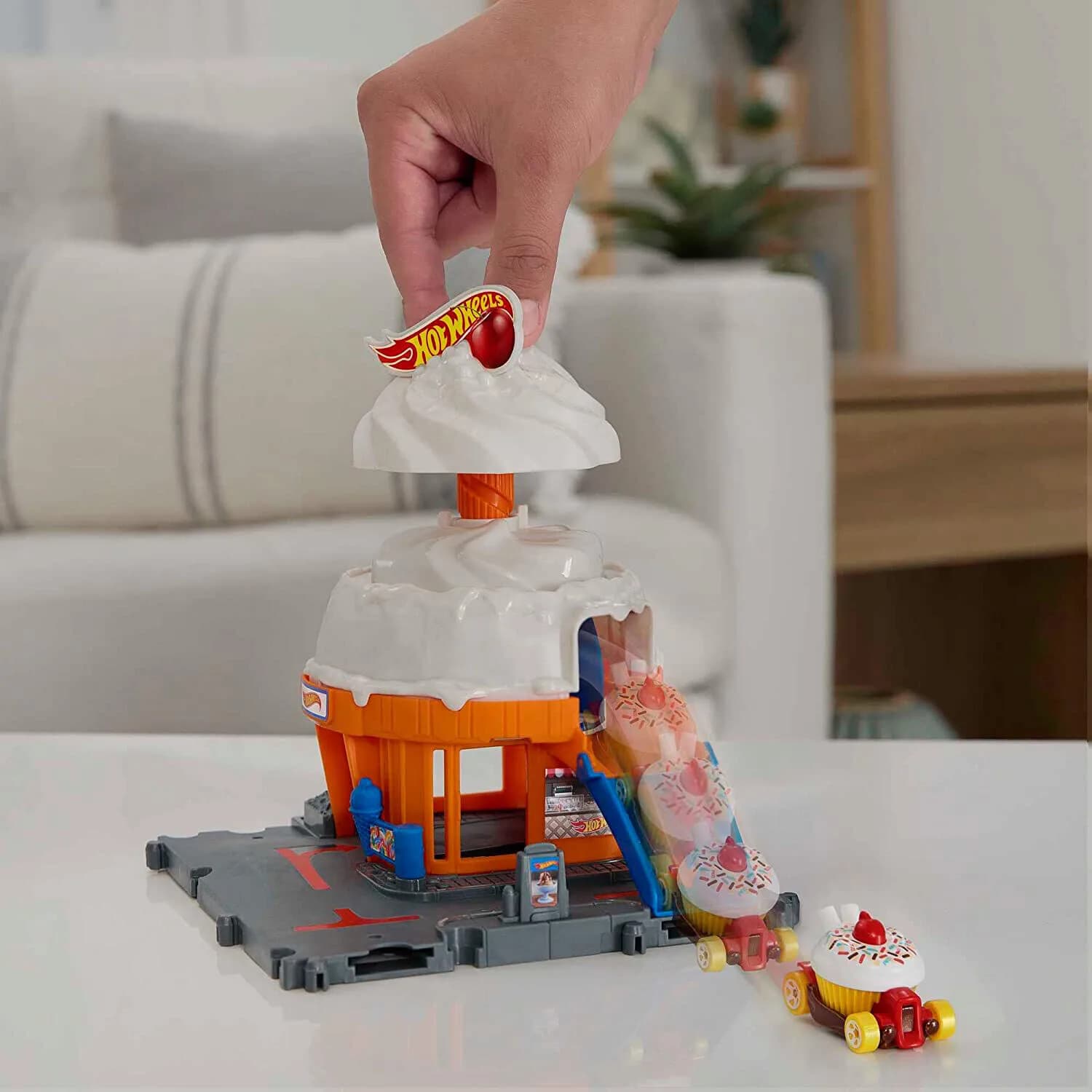 Downtown IceCream Playset With Car 3